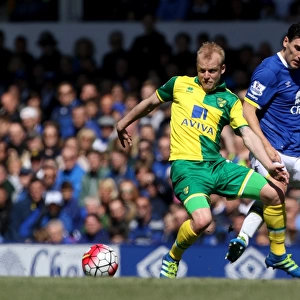 Everton vs Norwich City: Gareth Barry Tackles Steven Naismith at Goodison Park