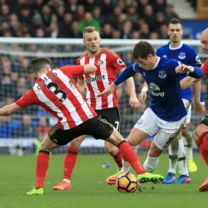 Everton vs Sunderland: Ross Barkley Clashes with Oviedo and Gibson at Goodison Park Everton vs Sunderland: Ross Barkley Clashes with Oviedo and Gibson at Goodison Park