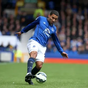 Everton's Aaron Lennon in Thrilling Action: Everton vs Sunderland at Goodison Park - Barclays Premier League Everton's Aaron Lennon in Thrilling Action: Everton vs Sunderland at Goodison Park - Barclays Premier League
