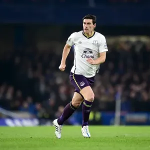 Everton's Battle at Stamford Bridge: Gareth Barry Stands Firm Against Chelsea