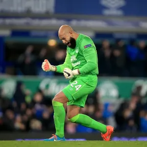Everton's Europa League Victory: Tim Howard and Steven Naismith's Triumphant Moment after Scoring Third Goal vs. Lille