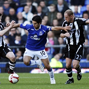 Everton's Fellaini Clashes with Guthrie and Butt: Intense Moment from Everton vs Newcastle United (08/09)