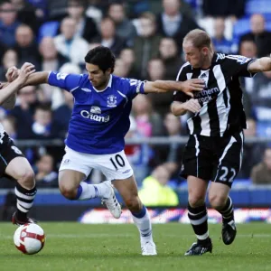 Everton's Fellaini Clashes with Guthrie and Butt: Intense Moment from Everton vs Newcastle United (08/09)