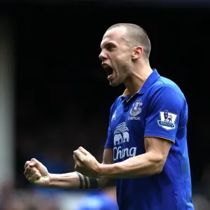 Everton's Glorious Four: Heitinga and Anichebe Celebrate Victory with Four Goals Against Sunderland (09.04.2012, Goodison Park) Everton's Glorious Four: Heitinga and Anichebe Celebrate Victory with Four Goals Against Sunderland (09.04.2012, Goodison Park)