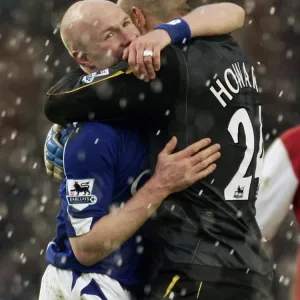 Evertons goalscorer Johnson celebrates with Tim Howard