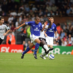 Everton's James Vaughan Outpaces Fulham Defenders: A Streaking Goal
