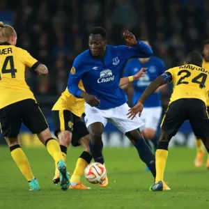Everton's Lukaku Fights for Ball against Lille's Defense in Europa League Match