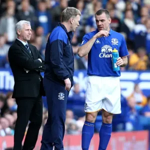 Everton's Moyes and Gibson in Deep Discussion: Premier League Clash vs. Newcastle United (13 May 2012)