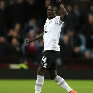 Everton's Oumar Niasse in Action: Thrilling Premier League Clash at Villa Park Everton's Oumar Niasse in Action: Thrilling Premier League Clash at Villa Park