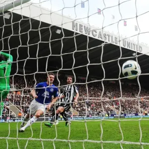 Evertons Phil Jagielka scores their second goal during the Barclays Premier League match at St James Park, Newcastle Evertons Phil Jagielka scores their second goal during the Barclays Premier League match at St James Park, Newcastle