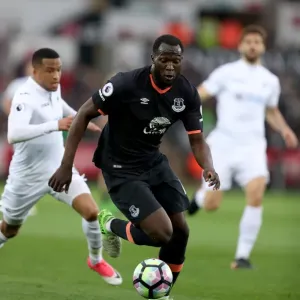 Everton's Romelu Lukaku in Action against Swansea City at Liberty Stadium - Premier League 2016-17
