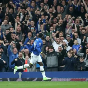 Everton's Romelu Lukaku Celebrates Scoring Four Goals vs. Leicester City (Premier League 2016-17, Everton v Leicester City, Goodison Park) Everton's Romelu Lukaku Celebrates Scoring Four Goals vs. Leicester City (Premier League 2016-17, Everton v Leicester City, Goodison Park)