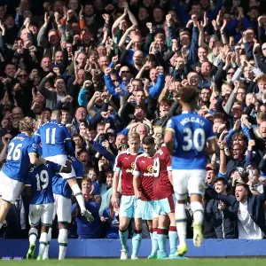 Everton's Romelu Lukaku Scores Third Goal, Celebrates with Team and Fans at Goodison Park (Premier League: Everton vs Burnley, 2016-17) Everton's Romelu Lukaku Scores Third Goal, Celebrates with Team and Fans at Goodison Park (Premier League: Everton vs Burnley, 2016-17)