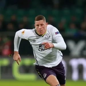Everton's Ross Barkley in Action: UEFA Europa League Clash vs. VfL Wolfsburg