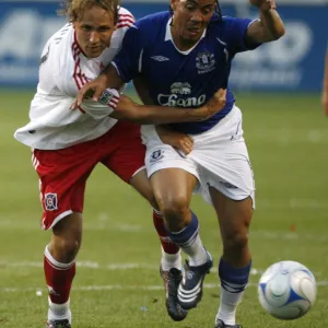 Evertons Steven Pinnar struggles for the ball