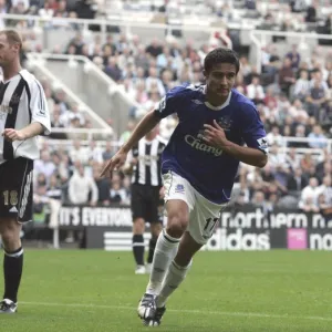 Evertons Tim Cahill celebrates scoring the first goal for his side