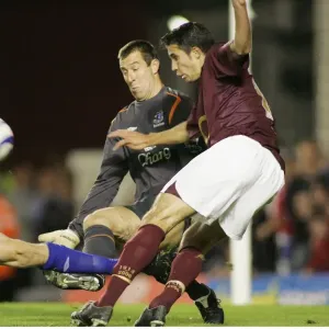 Everton's Vigilant Guardian: Nigel Martyn Ready to Pounce on the Ball Everton's Vigilant Guardian: Nigel Martyn Ready to Pounce on the Ball