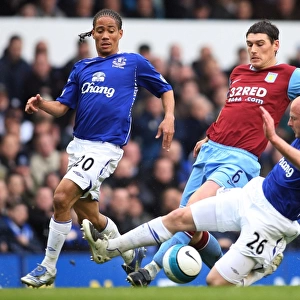 Football - Everton v Aston Villa Barclays Premier League - Goodison Park - 27 / 4 / 08 Evertons Lee Carsley (R) in action with Gareth Barry of Aston Villa (C) as Steven Pienaar (L) looks on Mandatory Credit: Action Images / Scott Heavey Livepic NO O