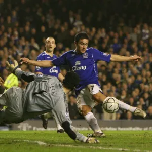 Football - Everton v Chelsea - Carling Cup Semi Final Second Leg - Goodison Park - 07 / 08 - 23 / 1 / 08 Chelseas Petr Cech (C) in action with Evertons Tim Cahill (R) Mandatory Credit: Action Images /