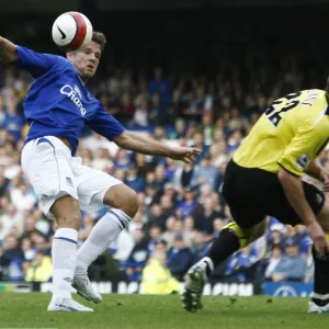 Football - Everton v Manchester City FA Barclays Premiership - Goodison Park - 30 / 9 / 06 James Beattie of Everton in action against Richard Dunne of Manchester City Mandatory Credit: Action Images / Jason Cairnduff Livepic