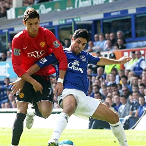 Football - Everton v Manchester United Barclays Premier League - Goodison Park - 15 / 9 / 07 Manchester Uniteds Cristiano Ronaldo (L) and Evertons Mikel Arteta in action during the game Mandatory Credit: Action Images / Jason