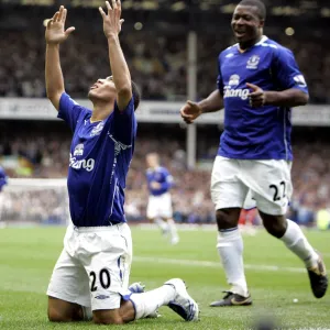 Football - Everton v Middlesbrough Barclays Premier League - Goodison Park - 30 / 9 / 07 Evertons Steven Pienaar (L) celebrates scoring their second goal Mandatory Credit: Action Images / Keith