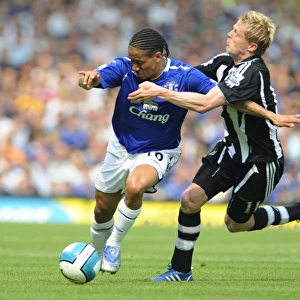 Football - Everton v Newcastle United Barclays Premier League - Goodison Park - 11 / 5 / 08 Evertons Steven Pienaar (L) in action with Newcastle Uniteds Damien Duff Mandatory Credit: Action Images / Keith Williams Livepic NO ONLINE / INTERNET USE