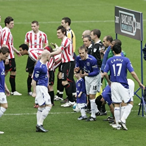 Football - Sunderland v Everton - Barclays Premier League - Stadium of Light - 07 / 08 - 9 / 3 / 08 Evertons Phil Neville encourages his team mates before the match Mandatory Credit: Action Images / Lee Smith NO ONLINE / INTERNET USE WITHOUT A LICENCE F