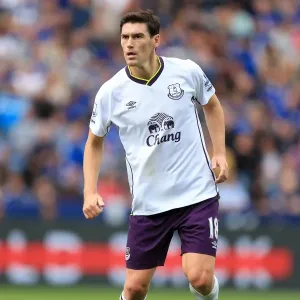 Gareth Barry in Action: Everton vs. Leicester City, Premier League Showdown Gareth Barry in Action: Everton vs. Leicester City, Premier League Showdown