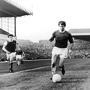 Howard Kendall Leads Everton in the Intense Arsenal vs. Everton Clash (Football League Division One)
