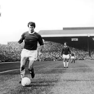 Howard Kendall Leads Everton in the Intense Arsenal vs. Everton Clash (Football League Division One) Howard Kendall Leads Everton in the Intense Arsenal vs. Everton Clash (Football League Division One)