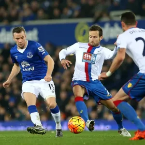 Intense Rivalry: Cleverley vs. McGeady - Everton vs. Crystal Palace: A Battle for the Ball