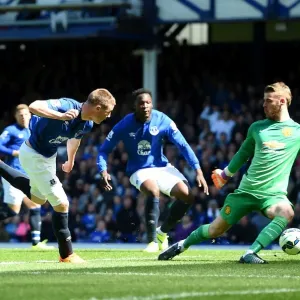 James McCarthy Scores the Opener: Everton's Thrilling Goal vs Manchester United, Barclays Premier League - Goodison Park James McCarthy Scores the Opener: Everton's Thrilling Goal vs Manchester United, Barclays Premier League - Goodison Park