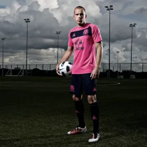 John Heitinga: Everton FC's Unyielding Dutch Defender John Heitinga: Everton FC's Unyielding Dutch Defender
