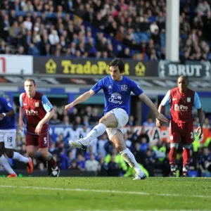 Leighton Baines Scores the Penalty: Everton's Victory Over Aston Villa in the Barclays Premier League (04.04.2011, Goodison Park) Leighton Baines Scores the Penalty: Everton's Victory Over Aston Villa in the Barclays Premier League (04.04.2011, Goodison Park)