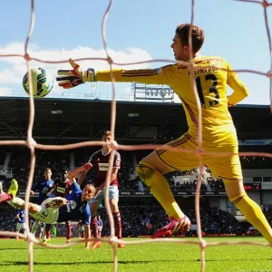 Leon Osman's Stunner: Everton's Opening Goal vs. West Ham United in Premier League Action Leon Osman's Stunner: Everton's Opening Goal vs. West Ham United in Premier League Action