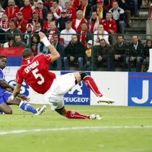 Louis Saha's Determined Strike: Everton vs. Standard Liege in UEFA Cup Showdown Louis Saha's Determined Strike: Everton vs. Standard Liege in UEFA Cup Showdown