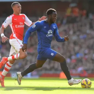 Lukaku in Action: Everton's Star Striker Pushes Forward Against Arsenal in the Premier League