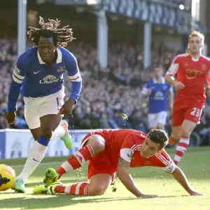 Lukaku vs Lovren: A Battle for the Ball in Everton's 2-1 Victory over Southampton Lukaku vs Lovren: A Battle for the Ball in Everton's 2-1 Victory over Southampton