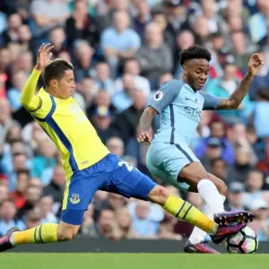Manchester City vs. Everton: Bryan Oviedo vs. Raheem Sterling - Intense Battle for Ball Possession (Premier League) Manchester City vs. Everton: Bryan Oviedo vs. Raheem Sterling - Intense Battle for Ball Possession (Premier League)