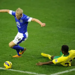 Naismith Dodges Tettey: Everton vs. Norwich City's Thrilling Draw (1-1) Naismith Dodges Tettey: Everton vs. Norwich City's Thrilling Draw (1-1)