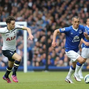 Osman vs Mason: Intense Battle at Goodison Park - Everton vs Tottenham Hotspur, Barclays Premier League Osman vs Mason: Intense Battle at Goodison Park - Everton vs Tottenham Hotspur, Barclays Premier League