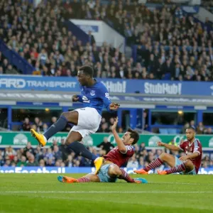 Romelu Lukaku Scores the Thrilling Opener: Everton vs. West Ham United, Barclays Premier League - Goodison Park