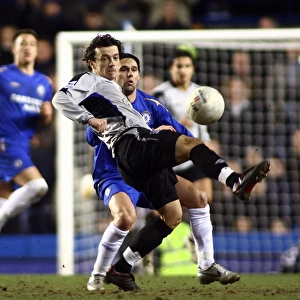 Simon Davies vs Maniche: Everton Midfielder in Defensive Battle