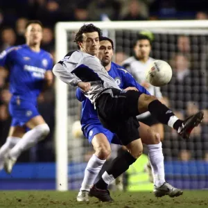 Simon Davies vs Maniche: Everton Midfielder in Defensive Battle Simon Davies vs Maniche: Everton Midfielder in Defensive Battle