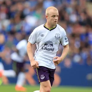 Steven Naismith in Action: Everton vs Leicester City, Premier League Showdown at King Power Stadium Steven Naismith in Action: Everton vs Leicester City, Premier League Showdown at King Power Stadium