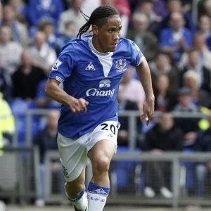 Steven Pienaar in Action: Everton vs Fulham, Premier League Thriller at Craven Cottage