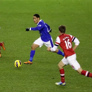 Steven Pienaar Charges Forward: Everton vs. Arsenal - Barclays Premier League Rivalry (1-1)