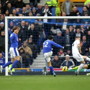 Steven Pienaar Scores Opening Goal for Everton Against Chelsea in Barclays Premier League (Goodison Park, 12-30-2012)