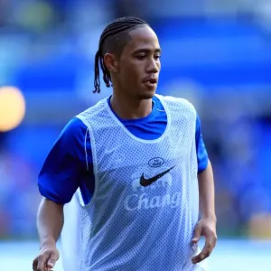 Steven Pienaar's Unwavering Determination: Everton's Focused Warm-Up before the Thrilling Clash against Manchester United (20-08-2012, Everton 1-0) Steven Pienaar's Unwavering Determination: Everton's Focused Warm-Up before the Thrilling Clash against Manchester United (20-08-2012, Everton 1-0)
